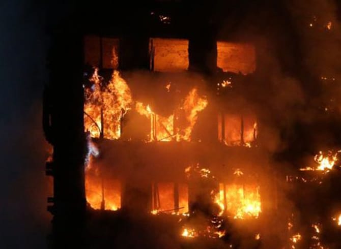 La mujer estaba desesperada. Gritaba desde el noveno piso del edificio que se incendiaba en Londres. un hombre entendió su clamor.