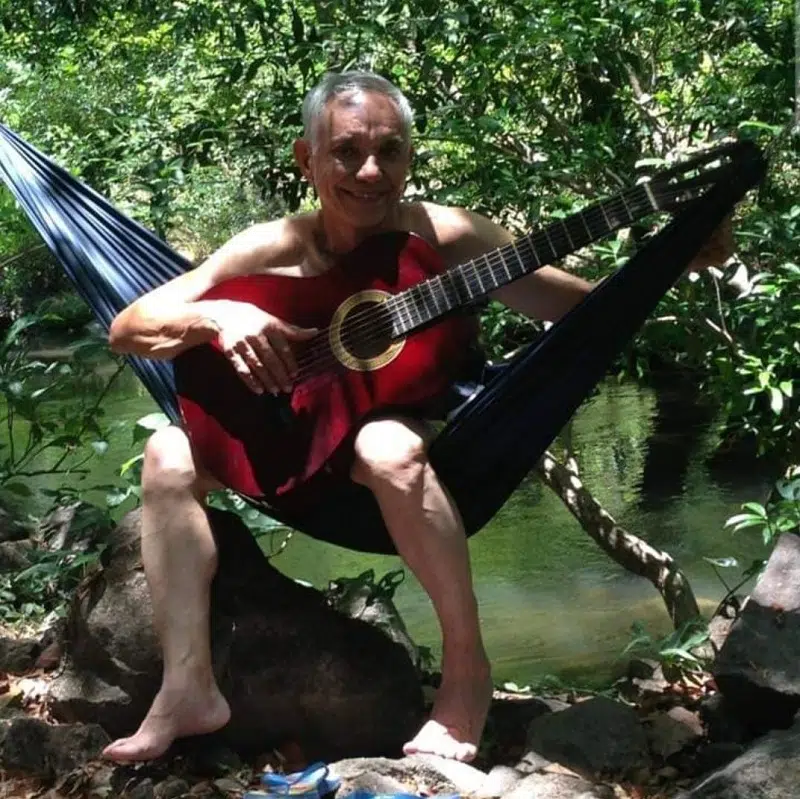 Don Armando tocando la guitarra.