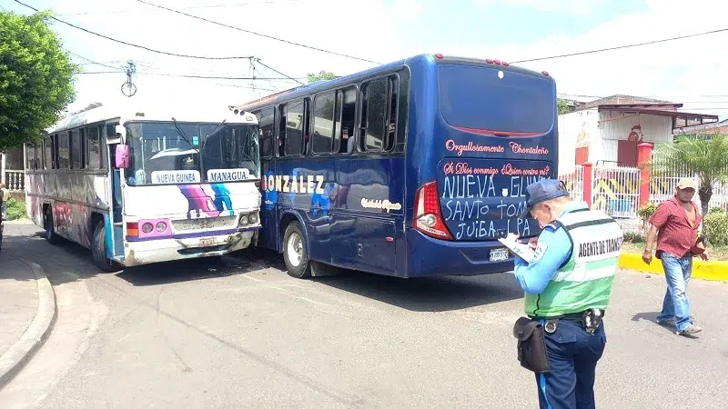 Colisión entre dos buses en Juigalpa