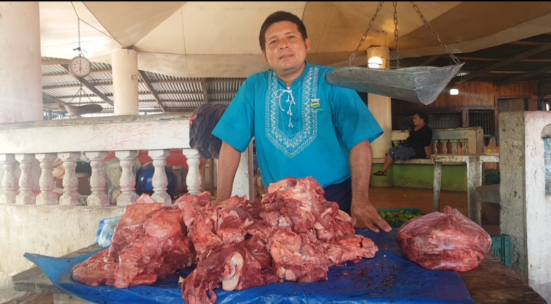 José Miguel Jarquín, comerciante de carnes en el mercadito campesino.