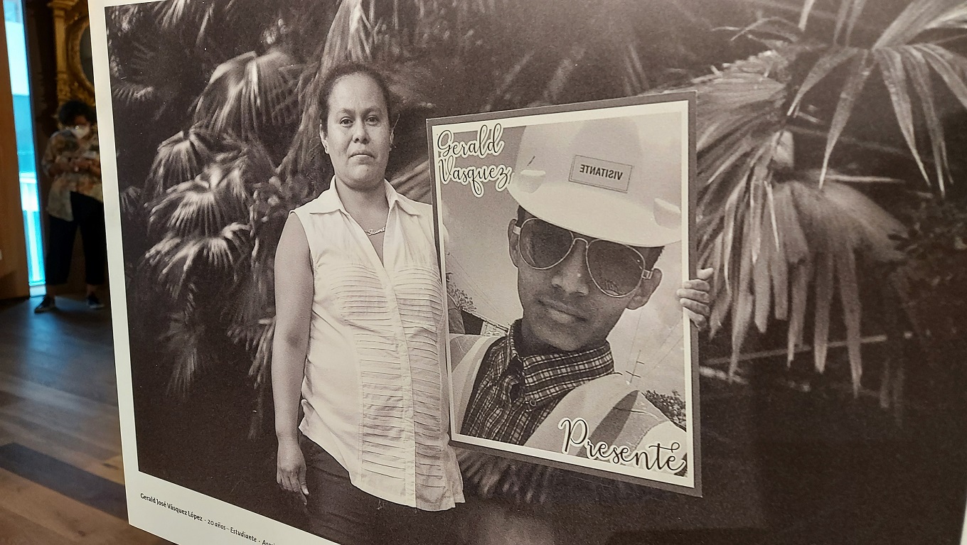 Susana López muestra la foto de su hijo asesinado por paramilitares en un ataque registrado por medios de comunicación. 