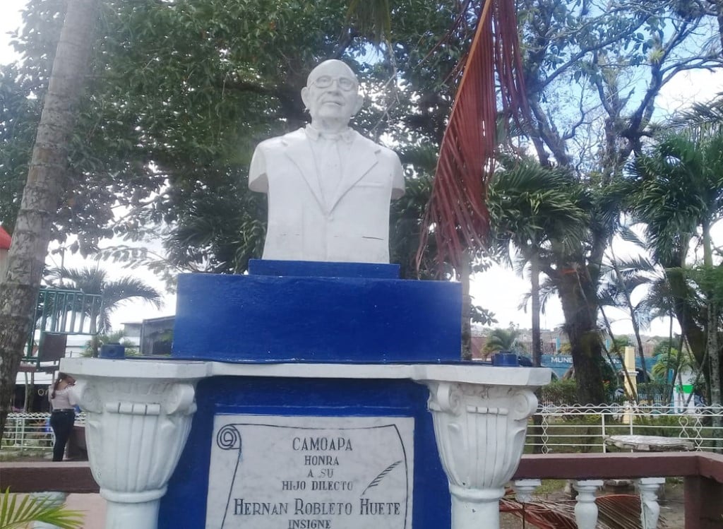 El 9 de enero, por iniciativa de la Asociación Cultural Camoapa "Hernán Robleto Huete", se aprobó la construcción de un monumento al escritor, nacido en Camoapa el 17 de octubre de 1892.