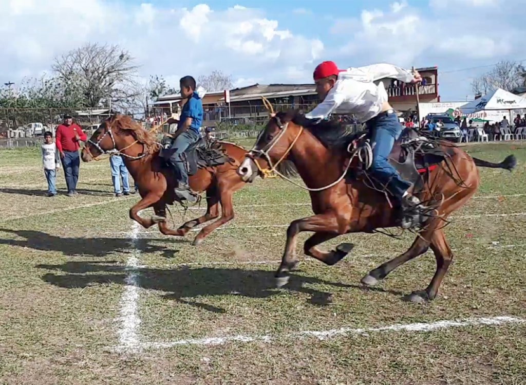 La carrera de caballos cholencos es una actividad que entretiene a la comunidad camoapeña y con fines de labor social,