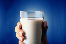 La leche proporciona nutrientes esenciales y es una fuente importante de energía alimentaria, proteínas de alta calidad y grasas.