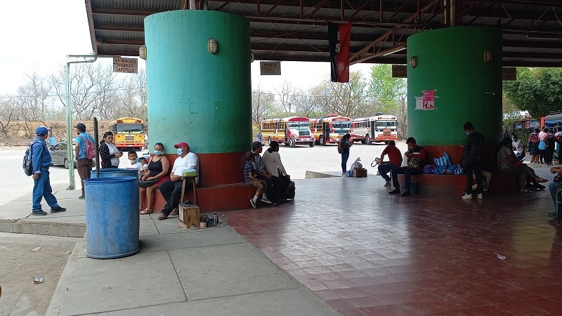 Familias que viajan en los buses del transporte público resienten el incremento del costo del pasaje intermunicipal