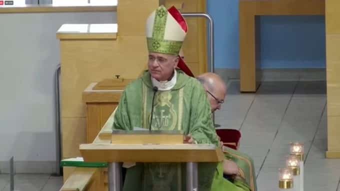 Desde el exilio, Monseñor Silvio Báez acompaña a religiosos asediados por la Policía en Nicaragua
