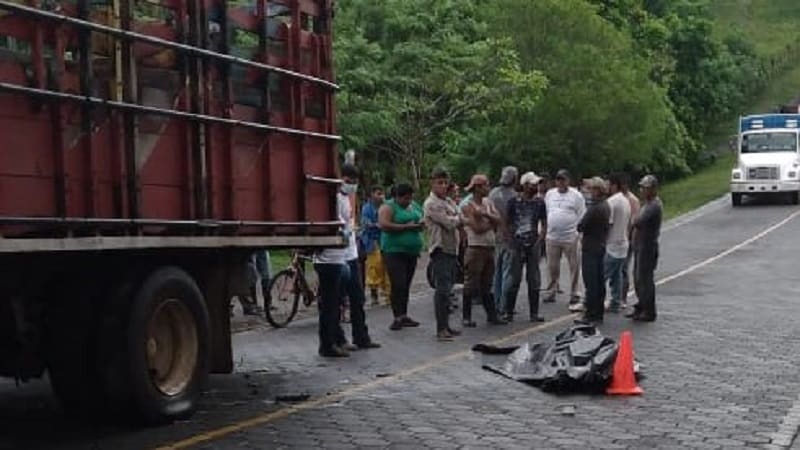 Eduardo Javier Suárez Fargas de 38 años de edad fallece la tarde de este miércoles 25 de mayo al impactar su motocicleta contra un camión.