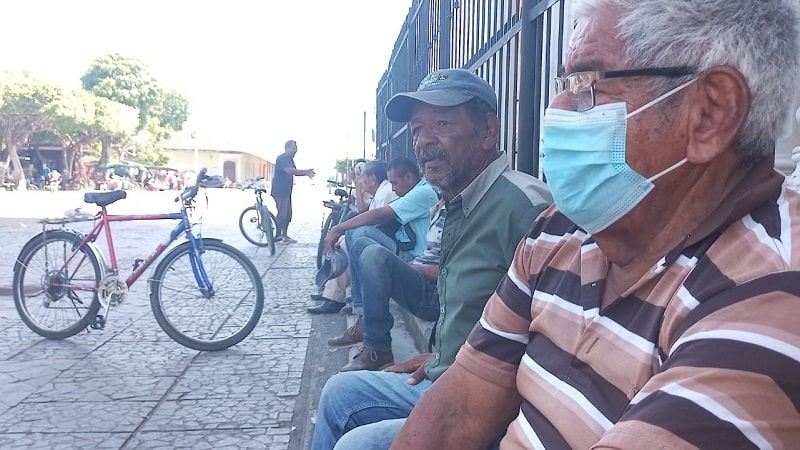 Obreros llegan al atrio de la catedral de Granada en busca de trabajo