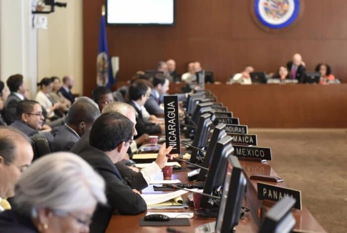 El representante interino de Estados Unidos ante la Organización de Estados Americanos (OEA), Bradley A. Freden, pidió al organismo "otras respuestas" tras la ocupación de su oficina en Nicaragua por parte de las fuerzas de seguridad del país.