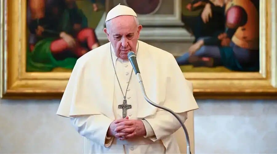 En el Vaticano, el papa Francisco criticó las leyes que criminalizan a las personas LGBTQ.