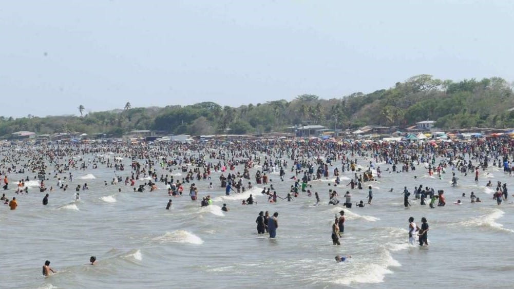 Durante el verano, muchas familias acostumbran salir de vacaciones a la playa y balnearios en las fincas. Por eso en esta temporada son cotizadas las piscinas portátiles, salvavidas neumáticos entre otros