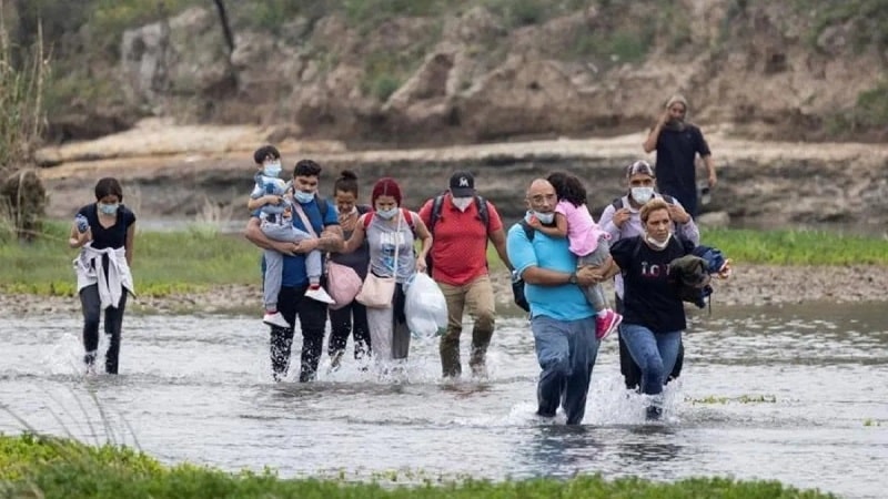 Migrantes Cruzan Río Bravo