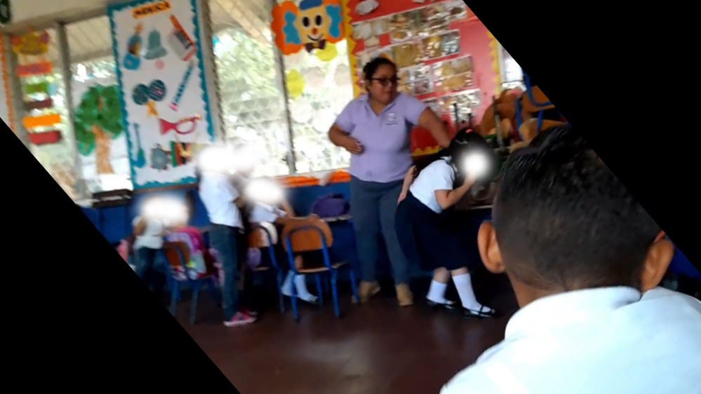 En la imagen se observa como la docente agrede a la menor de edad.
