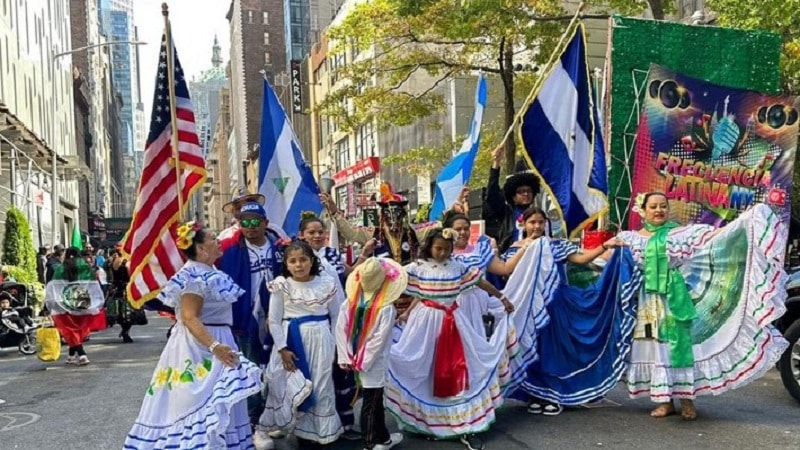 Diáspora nicaragüense exige libertad de personas presas políticas durante desfile de la hispanidad en Nueva York