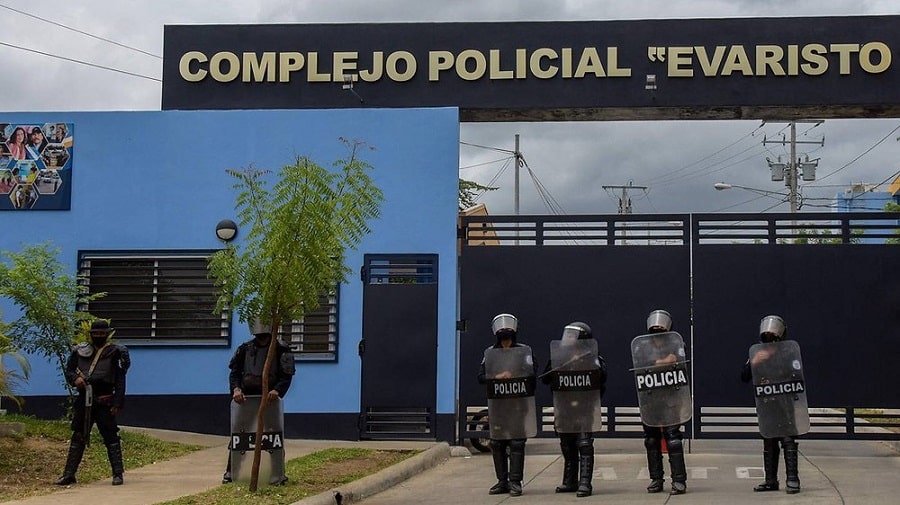 Desnudar a familiares de presos políticos en las visitas es una tortura