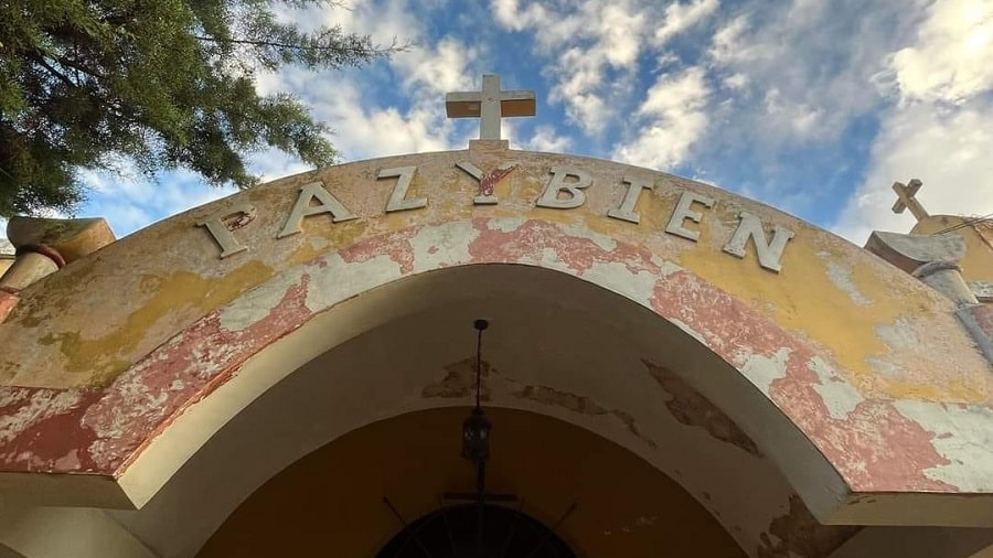 Limpieza y pintura para embellecer templo parroquial en Camoapa