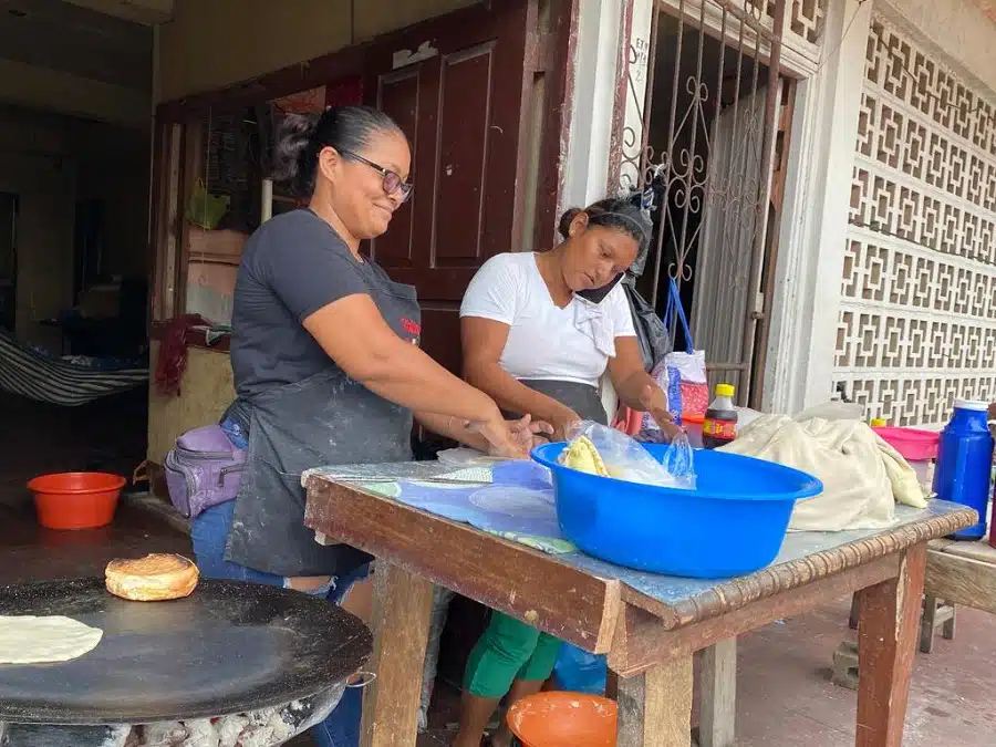 Ante la falta de empleo las mujeres de Bluefields se las ingenian para sacar a sus familias adelante.