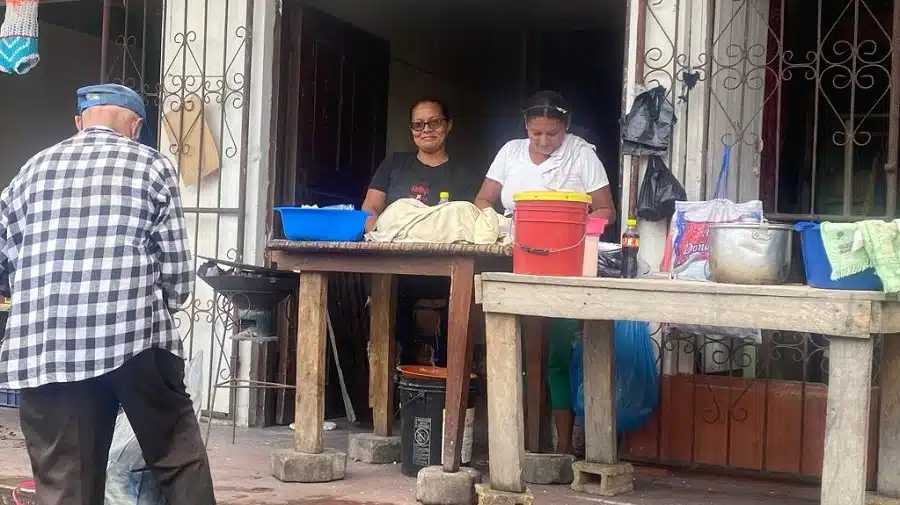 Isabel Alemán ha conseguido en la venta de tortillas, gallopinto y café una forma de sostener a sus tres hijos.