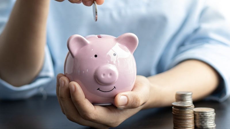 El blog Dele peso a sus Pesos, creado por la experta en finanzas, Gisella Canales Ewest, explica en su sitio web que el ahorro no es más que quitar una parte —sin menospreciar ninguna cantidad— de los ingresos que se destinan para el consumo y separarlos.