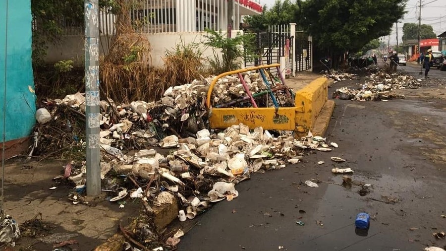 La acumulación de basura en el mercado de Masaya es perjudicial para toda la población y es un problema al que se le debe poner mente.