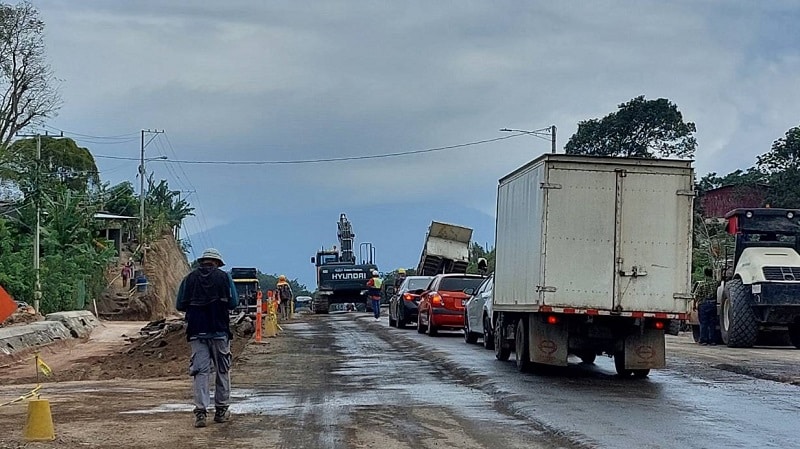Las obras, aún en construcción, causan un caos en el tráfico pues no funcionan los carriles y deben esperar que los operarios sedan el paso para poder continuar.