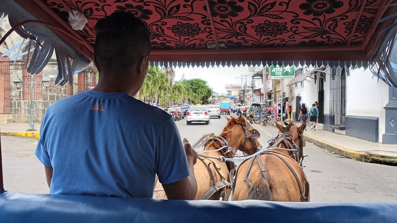 El servicio de coches jalados por caballos en Masaya, es una especie de carruaje con atractivo turístico por el estilo antiguo que a base de madera se hacen