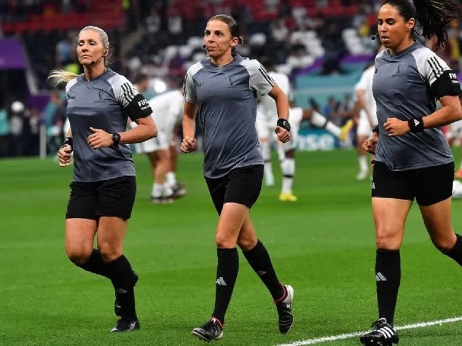 Árbitra hace historia en el Mundial de Futbol Catar 2022