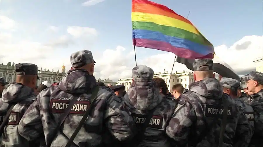 Parlamento ruso aprueba ampliar una ley contra la comunidad LGBTQ