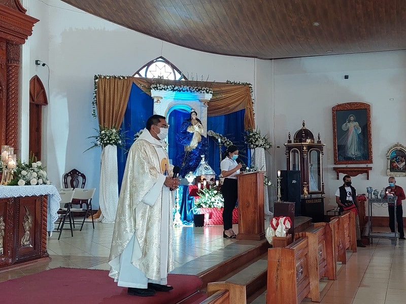 Las eucaristías fueron presididas por el padre Walter Mercado, párroco de esa iglesia, quien al finalizar insistió en que la formación espiritual de estos pequeños debe continuar en los hogares, pues es responsabilidad de padres, madres y padrinos.