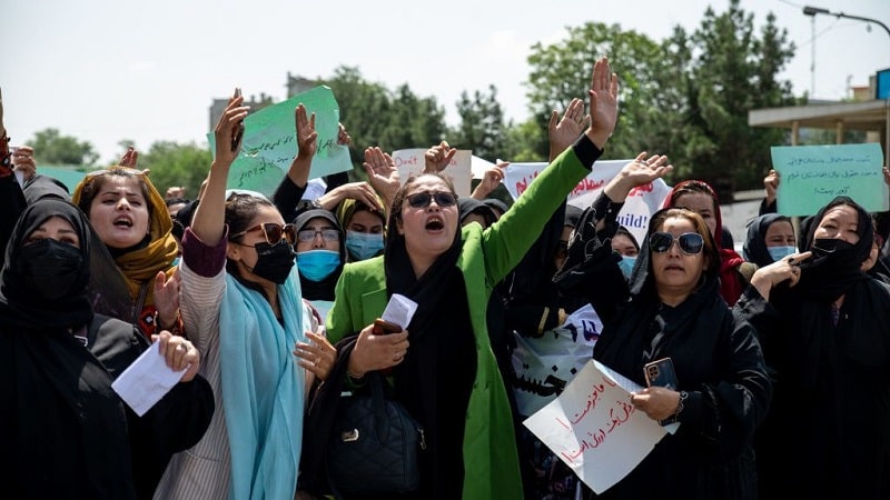 Talibanes agreden y arrestan a varias mujeres afganas por protestar