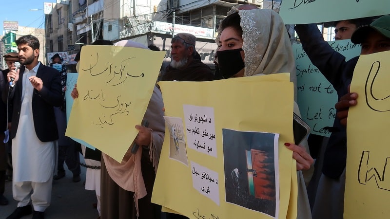 Talibanes prohíben a las mujeres trabajar en ONG’s en Afganistán