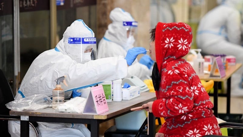 China pondrá fin al requisito de realizar cuarentena por coronavirus a quienes visiten el país
