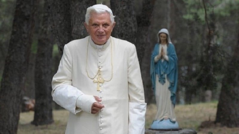 El Papa Emérito Benedicto XVI permanece grave, la situación por el momento es estable”: así lo informó la Santa Sede
