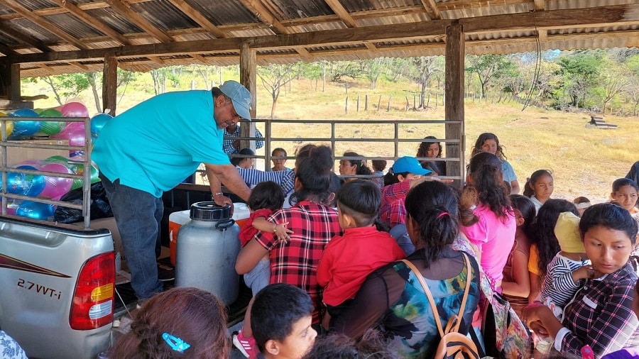 Niñez de la comunidad El Orégano recibe juguetes por Navidad