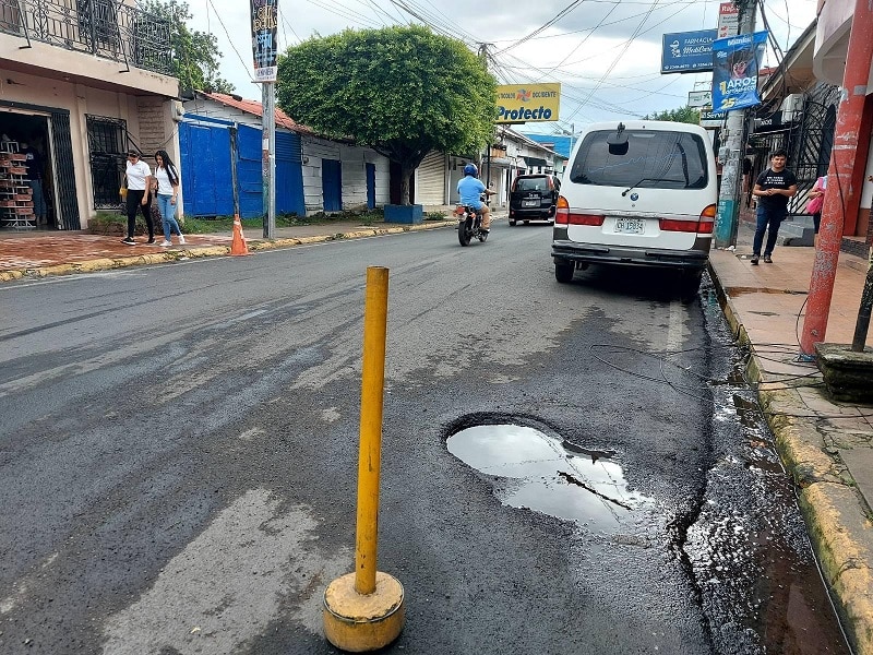 Las fugas de agua se observan en varios puntos de la ciudad