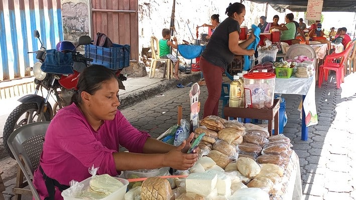 Meylin Chavarría, ofrece variedad de productos lácteos en el Mercado Campesino de Juigalpa