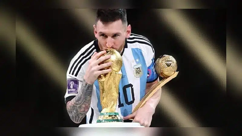 Lionel Messi y el beso esperado a la Copa del Mundo Qatar 2022
