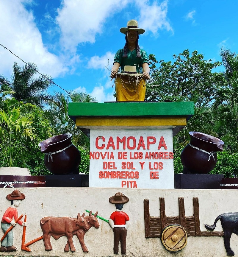 Monumento dedicado a las artesanas tejedoras de sombreros de pita de Camoapa