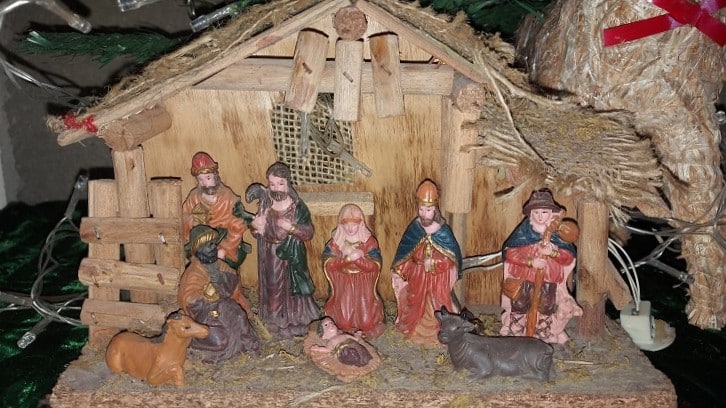 Simboliza el nacimiento del Niño Jesús, en un establo, y su madre, la Virgen María le colocó sobre un pesebre, el lugar donde se ponía la comida de los animales.