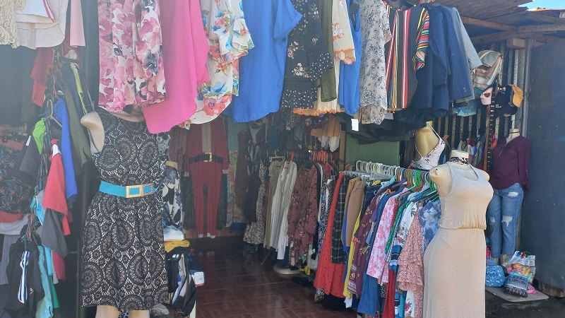 Los caraceños han optado por comprar ropa de segunda por su cómodo precio, buena calidad y variedad en marcas, ya que los salarios bajos y el alto costo de la canasta básica no dan para comprar prendas nuevas con un costo más alto.