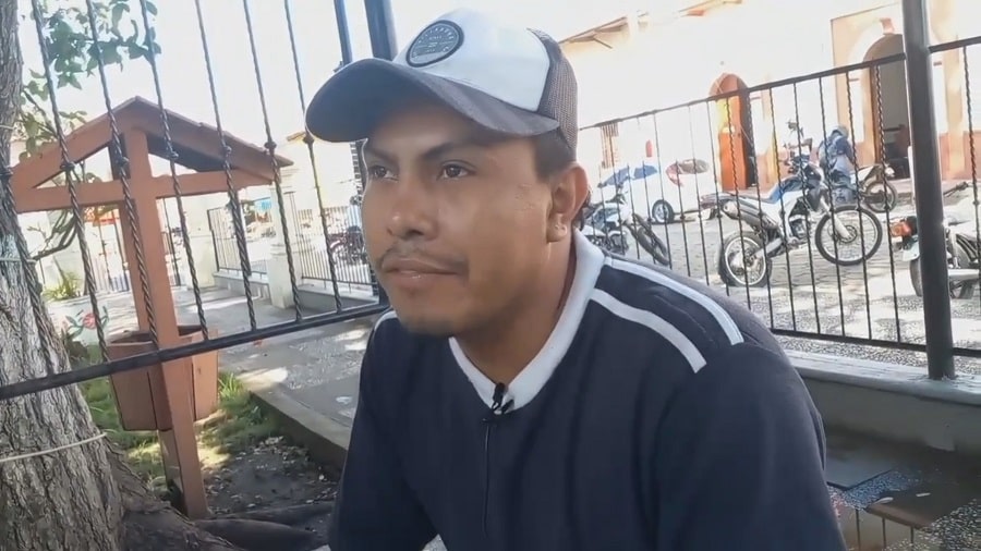 Rubén Vanegas Ramírez es lustrador de zapatos en Ocotal y tiene más de ocho años de ‘bolear’ zapatos en el parque de esa ciudad.