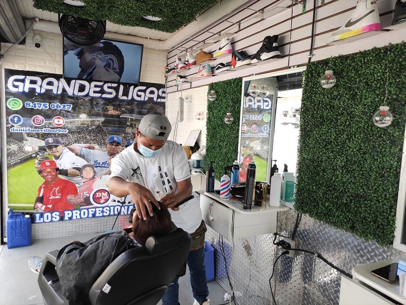 Tomando en cuenta su experiencia como inmigrante por 13 años, cinco de ellos como peluquero profesional, es que este joven decide montar el negocio