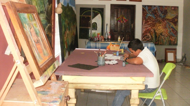Alumnos de los talleres de pinturas de cuadros que existen en Estelí, Somoto y Ocotal, optan más por el arte de la caricatura o paisajes hechos con lápices de grafitos.