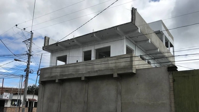 La construcción donde sucedió el percance laboral. El trabajador se recupera en centro asistencial.