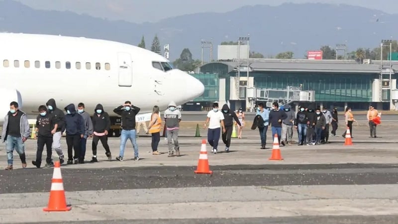 Guatemala recibe casi 100 deportados procedentes de Estados Unidos