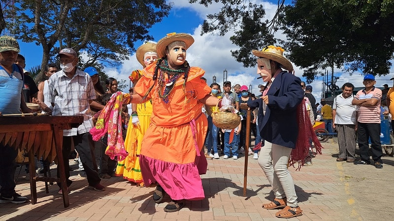 El tradicional El Viejo y La Vieja, un baile pintoresco que representa un coqueteo entre una señora y señor de edad que divierten con sus movimientos al ritmo de un grupo de marimbas.
