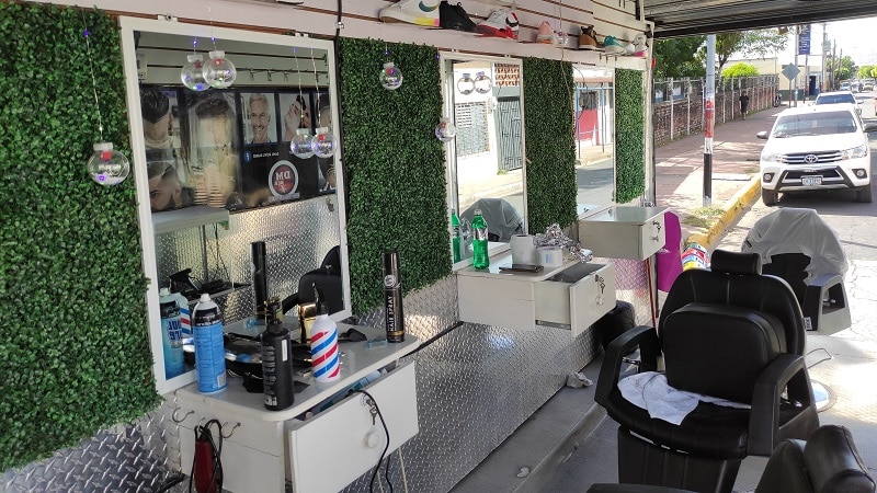 Un tráiler fue convertido en barbería por un joven nica que vivió 13 años en el extranjero.
