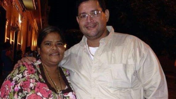 Francisco Javier Gómez, “El Gordito” un personaje que se hizo famoso en Granada por ofrecer uno de los mejores vigorones de la ciudad. En la foto con su esposa.