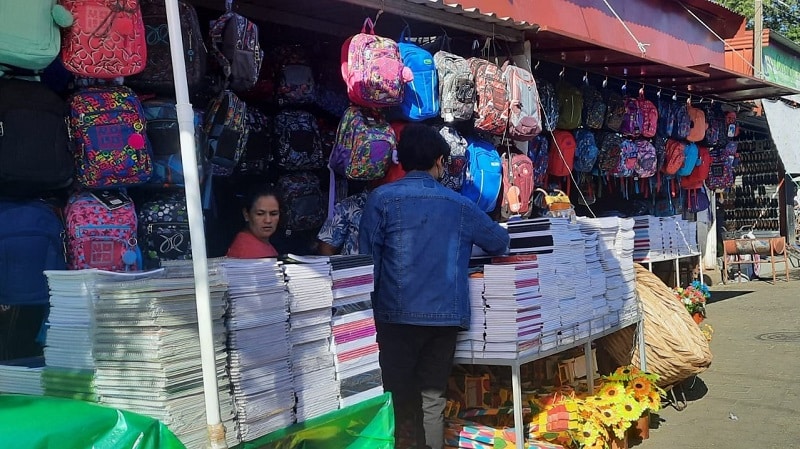A medida que las personas recorren el mercado “Ernesto Fernández”, de la ciudad de Masaya, sobresale en medio del bullicio la voz de comerciantes, muchachas y muchachos que pregonan la variedad de útiles y uniformes escolares