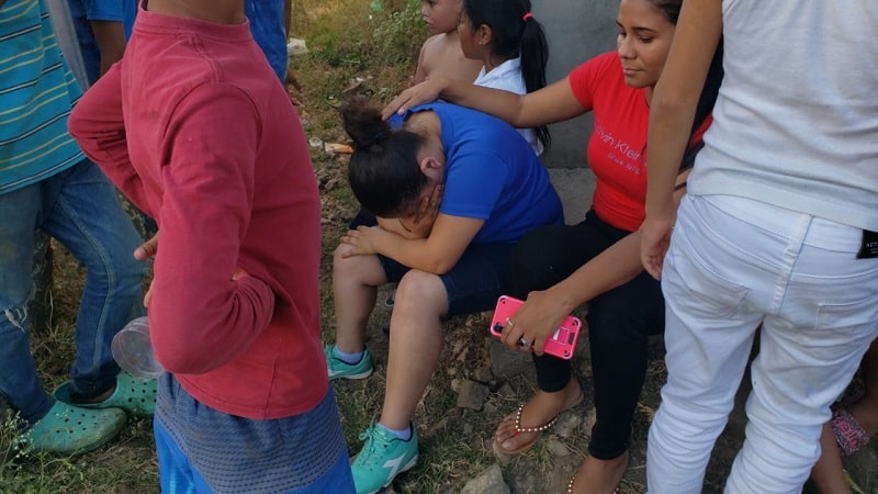 Vecinos aledaños al ver la casa que tomaba fuego se cruzaron para sacar lo que pudieran, pero fue imposible por la intensidad de las llamas.